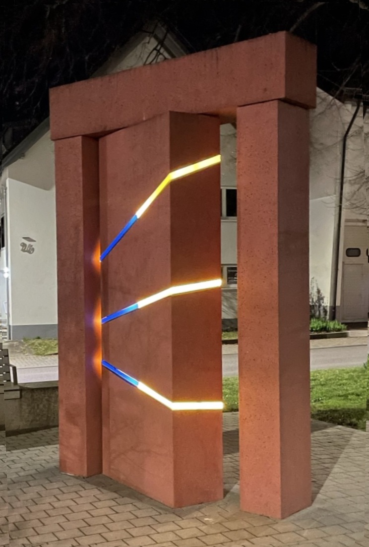 Palmbacher Waldenserdenkmal in Ukraine-Farben